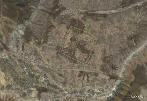 Những hình vẽ trên đất ở Kazakhstan có rất nhiều hình dạng và kích thước khác nhau. Ảnh: Google Earth.