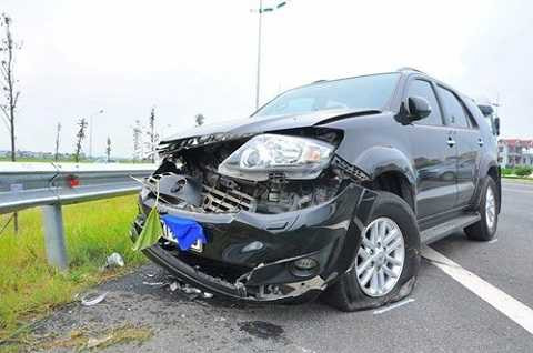 Phần đầu chiếc xe Toyota Fortuner cũng bị hư hỏng nặng. Phần đầu chiếc xe Toyota Fortuner cũng bị hư hỏng nặng.