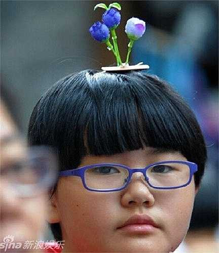 Một bạn nữ đeo hình bông hoa tím nổi bật trên đầu