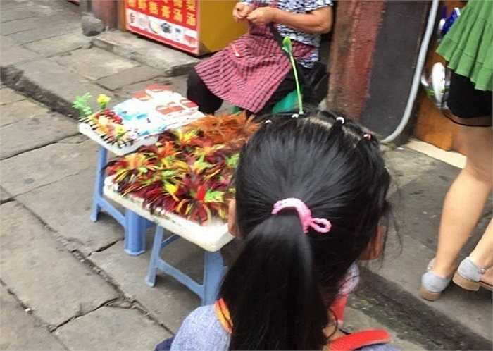 Những hàng rong bán loại phụ kiện này bắt đầu xuất hiện nhiều trên khắp các đường phố
