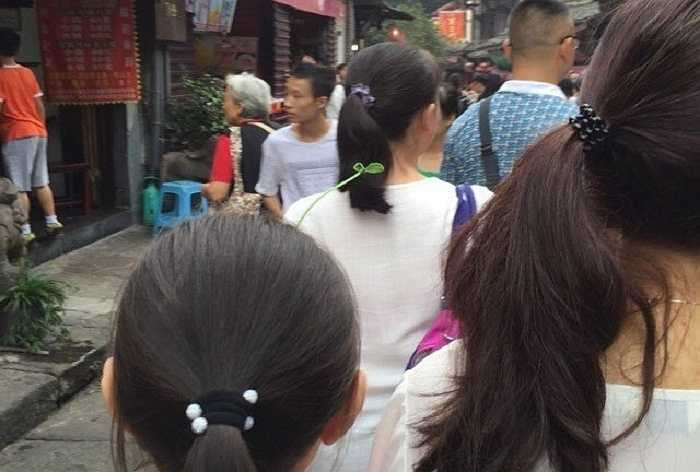 Từ các em nhỏ, các bạn nữ thậm chí là nam giới cũng 'chuộng' mốt 'trồng cây trên đầu' này