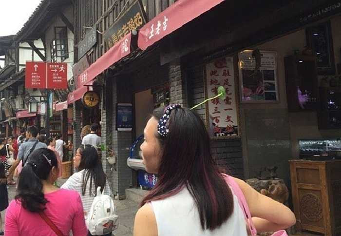 Nhiều bạn nữ dạo phố với chiếc kẹp lạ mắt trên đầu