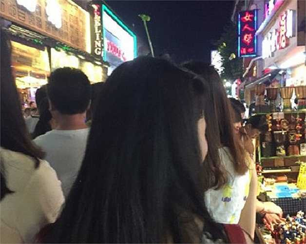 Trước đó, giới trẻ Trung Quốc còn có trào lưu vòng tay chạm rốn