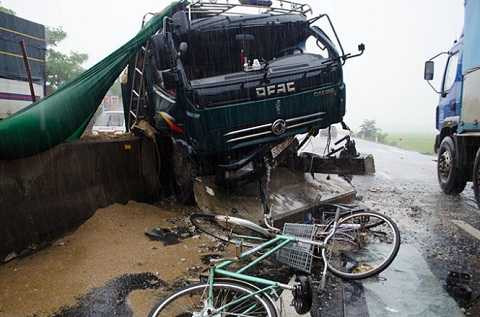 Phần đầu xe tải bị hư hỏng nặng - Ảnh: Tấn Lực Phần đầu xe tải bị hư hỏng nặng - Ảnh: Tấn Lực