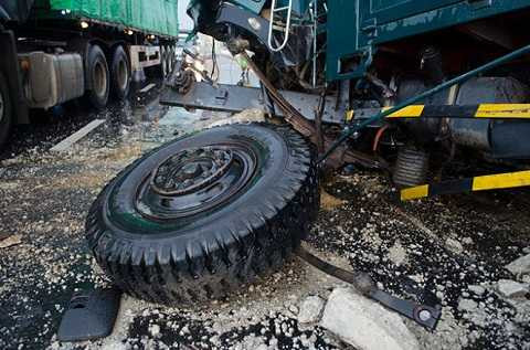 Cú va chạm làm bánh xe tải rơi ra ngoài - Ảnh: Tấn Lực Cú va chạm làm bánh xe tải rơi ra ngoài - Ảnh: Tấn Lực