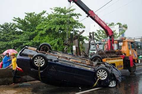 Lực lượng cứu hộ tiến hành cẩu xe Camry - Ảnh: Tấn Lực Lực lượng cứu hộ tiến hành cẩu xe Camry - Ảnh: Tấn Lực