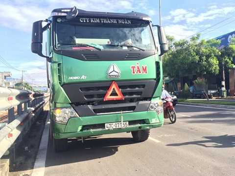 Xe đầu kéo húc một ô tô 4 chỗ khiến xe 4 chỗ bị quay đầu 180 độ