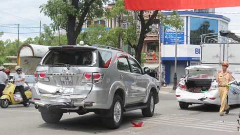 Phần đầu và phần đuôi hai <a href='https://vtcnews.vn/oto-xe-may.31.0.html' >xe ô tô</a> ở giữa hư hỏng nặng - Ảnh: Tuyết Khoa