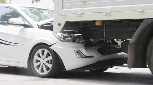 Ô tô 4 chỗ đâm mạnh và dính vào đuôi xe tải-Ảnh: Tuyết Khoa Ô tô 4 chỗ đâm mạnh và dính vào đuôi xe tải-Ảnh: Tuyết Khoa