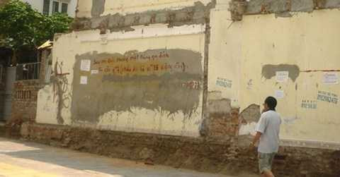 Bức tường 1 tỷ đồng ở Hà Nội đã làm lộ 'tử huyệt' của quy hoạch ở Việt Nam Bức tường 1 tỷ đồng ở Hà Nội đã làm lộ 'tử huyệt' của quy hoạch ở Việt Nam