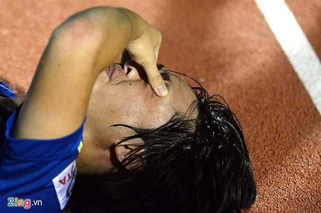 Tiền vệ Tuấn Anh cày ải trọn 90 phút của trận đấu, anh thi đấu xuất sắc trong vai trò tổ chức lối chơi và đánh chặn từ xa. Khi vừa ra sân, Tuấn Anh mất sức nằm ngay trên đường piste.