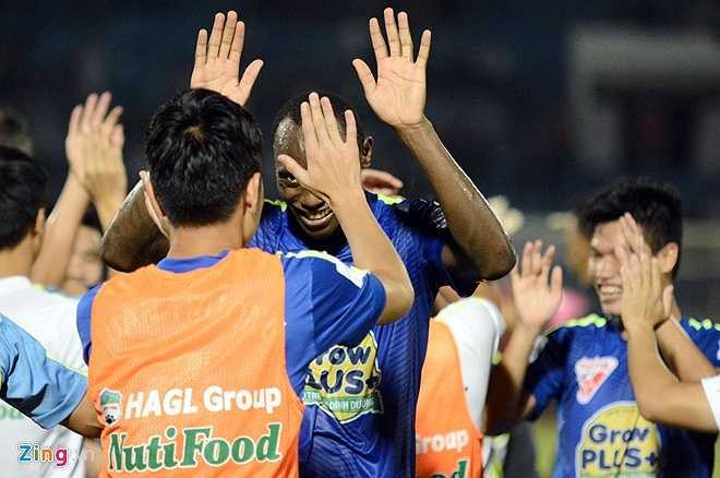 Trước đó, khi tiếng còi trận đấu kết thúc, ban huấn luyện và các cầu thủ dự bị của HAGL không kìm nén được niềm vui mừng khi có 3 điểm ở sân khách.