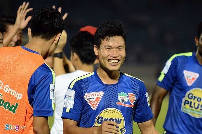 Trần Hữu Đông Triều được thay vào ở những phút cuối hiệp hai để gia cố hàng phòng ngự, sau khi đội bóng phố núi vượt lên dẫn 2-1. Niềm vui của Đông Triều khi góp phần giúp đội nhà có 3 điểm.