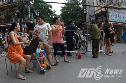Người dân sống trong những khu phố bị cấm đường phải có chứng minh thư, giấy tờ chứng minh mới được giải quyết ra vào.