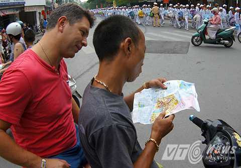 Người khách du lịch này phải thuê xe ôm chở về khách sạn do tuyến đường anh vừa đi qua chiều nay đã bị chặn.