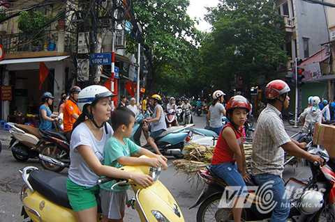 Nhiều người dân mệt mỏi quay đầu tìm đường khác để trở về nhà.