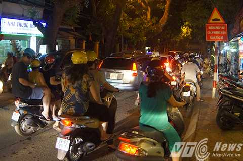 18 giờ 30 tối, tuyến đường Đội Cấn trở nên ùn tắc do lượng phương tiện đổ dồ về đây quá nhiều.