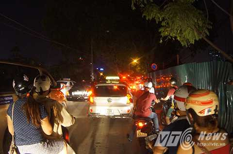 Đường Bưởi cũng bị ùn tắc cục bộ do lượng phương tiện đổ dồn quá đông.