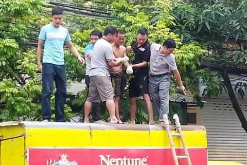 Công an phường Trường Thi đã phải mang ô tô, thang tới hiện trường đưa nam thanh niên xuống đất Công an phường Trường Thi đã phải mang ô tô, thang tới hiện trường đưa nam thanh niên xuống đất