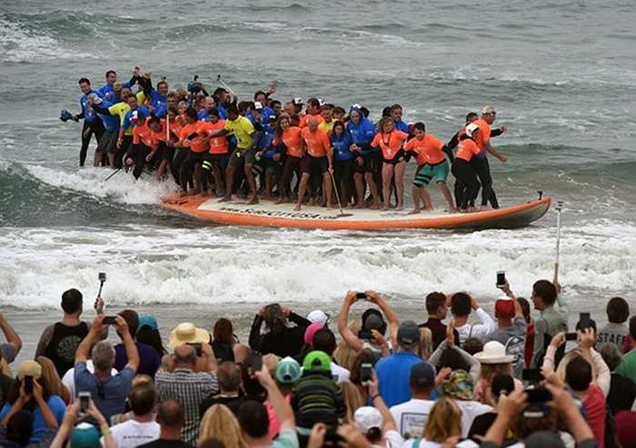 60 người lướt sóng trên một chiếc ván tại biển California, vào ngày 20/6/2015