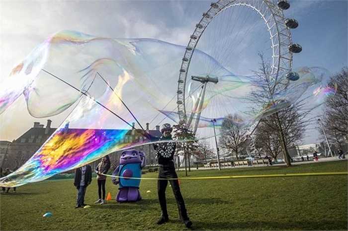Nghệ sĩ Samsam Bubbleman tạo bong bóng nước lớn nhất thế giới ở London, ngày 18/3