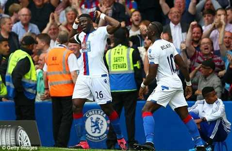 Sako ăn mừng bàn mở tỷ số vào lưới Chelsea