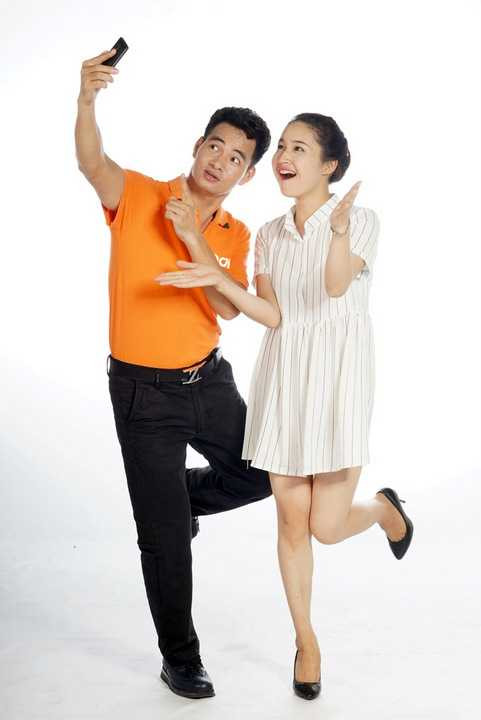 Xuân Bắc tình tứ bên cô giáo hotgirl