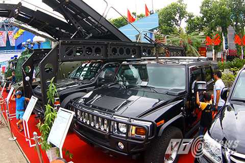 Trong ảnh là chiếc Hummer H2 được trang bị súng trung liên PKM 1. Dòng xe này vốn gắn liền với hình ảnh chiếc SUV cỡ lớn chuyên off-road, đặc biệt dùng trong quân sự. Súng trung liên PKM1 trên xe Hummer do Liên xô cũ sản xuất, trọng lượng khi có 100 viên đạn là 11,4 kg, súng sử dụng đạn cỡ 7,62x54 mm, chiều dài súng là 1.160 mm, tốc độ bắn 850 viên/phút. Loại xe này được sử dụng cho mục đích chống khủng bố, bạo loạn.