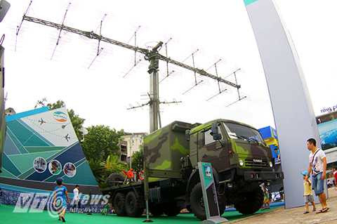 Ngoài những loại phương tiện và thiết bị tối tân phục vụ quân đội, công an, khuôn viên ngoài trời của trung tâm triển lãm Giảng Võ cũng trưng bày nhiều loại xe Rada do Việt Nam sản xuất phục vụ các mục tiêu trên không tốc độ cao...