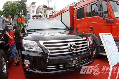 exus 570 do Mỹ sản xuất, với lớp vỏ chống đạn, làm nhiệm vụ hóa trang chỉ huy chiến đấu trong các trường hợp chống bạo loạn, khủng bố và bảo vệ các yếu nhân. Xe có khả năng chống đạn B6 ở mọi cự ly, chịu được 10 kg thuốc nổ TNT ở khoảng cách 4 mét, lội nước trên 580 mm, tốc độ tối đa 180 km/h.