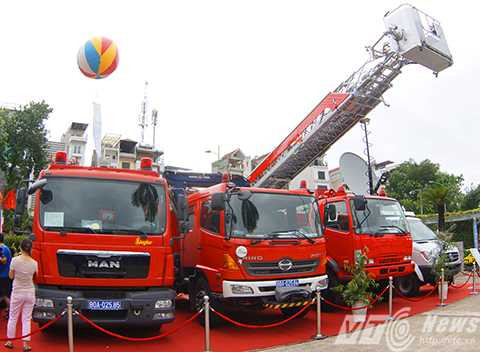 Dàn xe cứu hỏa chuyên nghiệp xuất hiện trong triển lãm.
