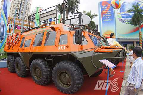 Đây vốn là loại xe lội nước, được nghiên cứu hoán cải thành xe chỉ huy, phục vụ phòng chống thiên tai, cứu hộ, cứu nạn. Xe tiêu hao nhiên liệu từ 48 đến 130 lít/100 km tuỳ địa hình.