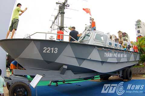 Xuồng chi viện Trường Sa ký hiệu CV - 01 : Xuồng compozite cấu trúc Sanwich 3 lớp lõi tổ ong sản xuất theo công nghệ hút chân không có độ bền cao, chịu va đập, mài mòn. Đáy xuồng được gia cường đảm bảo không bị thủng cả khi va hoặc trượt trên san hô.