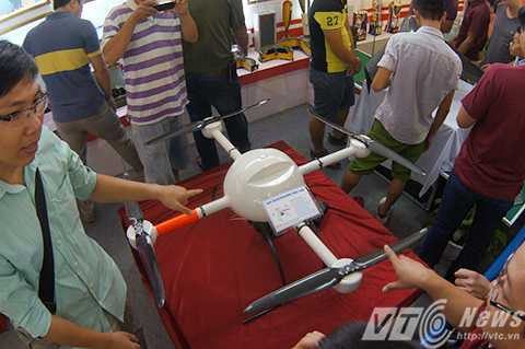 Đợt triển lãm này có hai chiếc máy bay mini không người lái cũng thu hút nhiều người xem. Trong đó, loại UAV Microdrones MD-1000 do Đức sản xuất. Loại thiết bị bay này được nhập 2 năm nay để phục vụ việc chụp hình ảnh làm bản đồ trong quân đội và phục vụ công tác tìm kiếm, cứu nạn cứu hộ. Máy bay mini không người lái này nhập nguyên chiếc từ Đức, kèm một số phụ tùng với giá 3,1 tỷ đồng