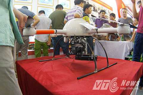 Loại phương tiện này có thể gắn máy quay, truyền tín hiệu trực tiếp về đài chỉ huy. Khoảng cách bay tối đa 1.000 m, liên tục 60 phút. Phương tiện này không chỉ giúp Cục bản đồ chụp những bức ảnh nhỏ ghép thành bản đồ lớn tổng thể mà còn giúp tìm kiếm cứu nạn, xác định vị trí nạn nhân, phân tích địa hình địa vật, anh Lều Huy Nam, nhân viên Cục Bản đồ, Bộ tổng tham mưu, Bộ Quốc phòng cho hay.