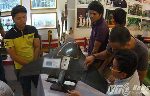 ột máy bay không người lái khác có tên là Trimble UX5, do Mỹ sản xuất, với giá nhập 1,5 tỷ đồng, là loại máy bay duy nhất ở Việt Nam được trang bị cho quân đội phục vụ việc trinh sát. Trimble UX5 có thể bay cao tối đa 750 m với 50 phút bay và phải sử dụng bệ phóng khi cất cánh, kết nối với trung tâm điều khiển mặt đất. Máy bay đã có hơn 100 lần cất cánh thành công, sau 2 năm đưa vào sử dụng. Loại máy bay này được trang bị máy ảnh do Sony sản xuất với độ phân giải 16.1 px.