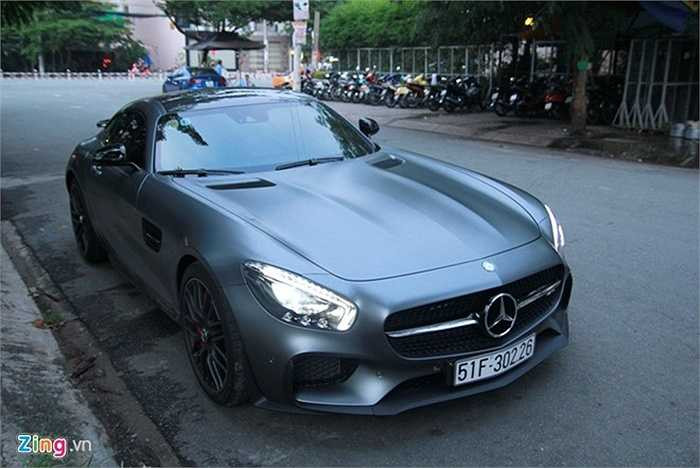 Đây là GT S Edition 1 đầu tiên có chủ và là chiếc GT S thứ hai về Việt Nam. Để trở thành phiên bản Edition 1, GTS phải trang bị thêm gói độ nội thất, ngoại thất bằng sợi carbon cùng nhiều phụ kiện đắt giá.