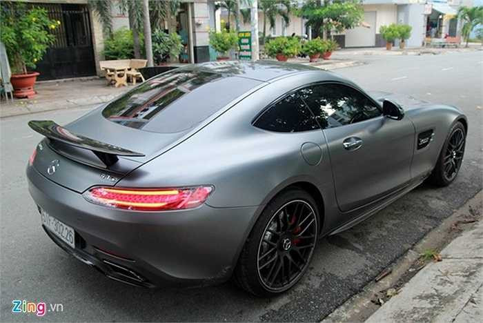 Ngoài chiếc xe này, Việt Nam có hai chiếc GT S khác, chiếc đầu tiên màu vàng đang nằm ở showroom, chiếc thứ ba cùng màu vàng nhưng được nâng cấp lên Edition 1 được chuyển ra Hà Nội phục vụ Mercedes Fashion Week