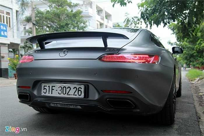 GT S bản tiêu chuẩn được bán giá 8.259 triệu đồng, tuy nhiên phiên bản Edition 1 cao hơn. Chỉ riêng ốp ngoại thất sợi carbon đã có giá 219 triệu đồng, ngoài ra, chi tiết ốp carbon nội thất, hệ thống điều khiển năng động cũng ngốn khoản tiền không nhỏ. Theo tiết lộ của chủ nhân chiếc xe, GT S Edition 1 có giá gần 10 tỷ đồng sau khi đóng đủ thuế ra biển số. 