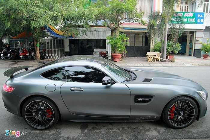 So với những siêu xe Italy, GT S có lợi thế nhờ gầm cao, phù hợp với điều kiện đường sá Việt Nam. Ngoài ra, xe cũng có bốn chế độ chạy bao gồm Comfort, Sport, Sport Plus, và Race, phù hợp với những cách vận hành khác nhau.