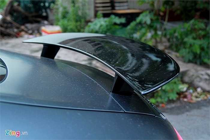 Điểm khác biệt lớn nhất trên bản Edition 1 so với bản thường là ở cánh gió bằng sợi carbon. Trên GT S, cánh gió nhỏ có thể thu gọn. 