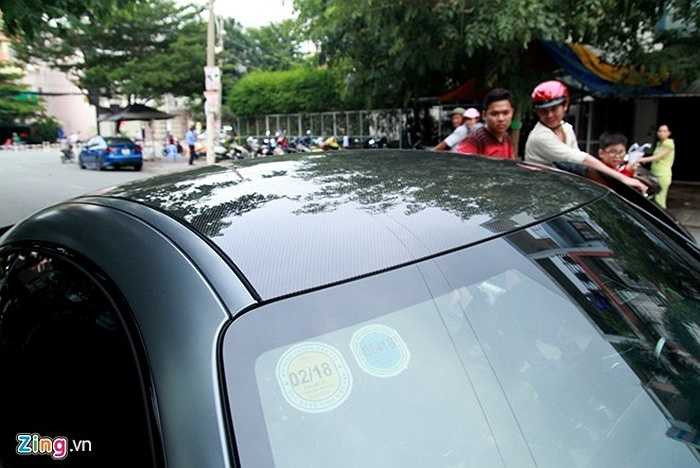 Ngoài ra, nóc xe cũng được ốp bằng sợi carbon hoàn toàn.