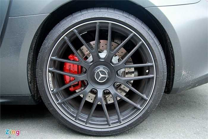 Xe được trang bị mâm AMG hiệu suất cao, kích thước 19 inch phía trước và 20 inch phía sau. Bên trong là kẹp phanh AMG màu đỏ. 