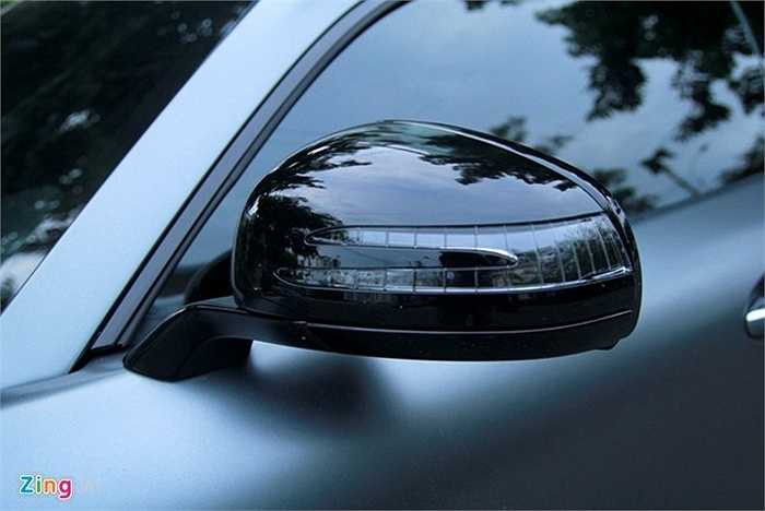 Gương màu đen tích hợp đèn báo rẽ, trong khi phiên bản thường có gương cùng màu với thân xe.
