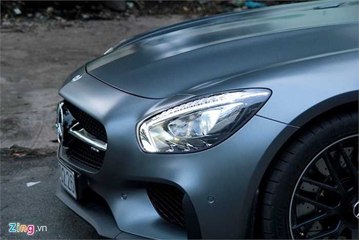 Hệ thống đèn pha thông minh full LED trên GT S Edition 1 có thể tự bật sáng khi tối trời, đồng thời chuyển hướng theo góc lái. 