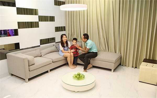 Căn chung cư mới tậu của gia đình ca sĩ Duy Mạnh có diện tích khoảng 100 m2. Anh cho biết mới chuyển về đây hơn 1 tháng. Để sở hữu căn hộ này, Duy Mạnh đã chi hơn 4 tỷ đồng. Ngoài nam ca sĩ, khu chung cư này còn có nhà của Hiền Thục. 