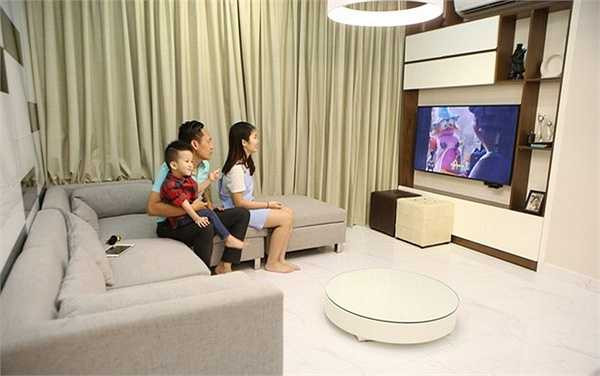 Hiện bà xã Duy Mạnh bận công việc ngoài Bắc nên ở nhà chỉ có ba bố con. Khi vợ vắng nhà, nam ca sĩ chủ yếu dành thời gian chăm sóc các con. 