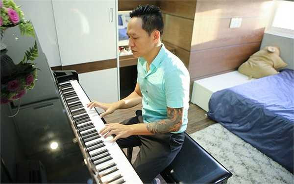Duy Mạnh từng tạm ngưng việc đi diễn để hướng dẫn con gái chơi piano khi Thu Cầm ôn thi vào Nhạc viện. 