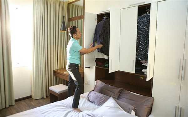 Phòng ngủ của vợ chồng Duy Mạnh cũng được trang trí bằng tông màu trắng và kem. Những khoảng nâu của tủ hay chăn gối tạo thành điểm nhấn trong căn phòng.