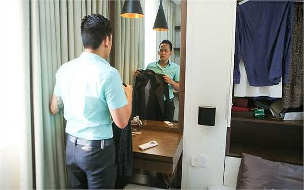 Duy Mạnh cho biết rất thích mặc áo sơ mi. Anh có 2 tủ đồ treo toàn sơ mi và vest phù hợp với lúc đi diễn, gặp đối tác hay đi chơi với cả gia đình..